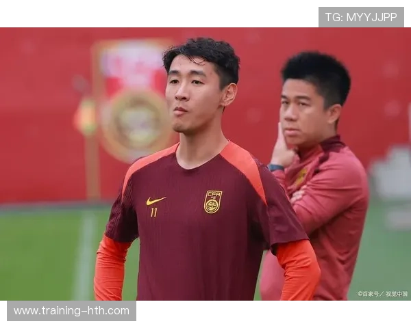 以坚韧无畏的精神征战绿茵场 新一代国足球星展现硬汉风采