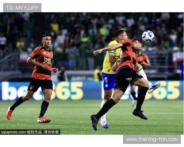 八十年代初期足球巨星回顾：风华绝代的绿茵传奇与辉煌瞬间